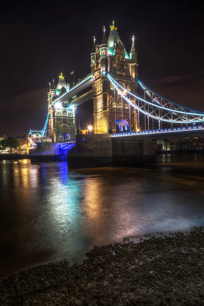 Tower bridge w Londynie, w nocy — Zdjęcie stockowe