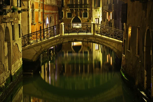 Kanal i Venedig på natten — Stockfoto