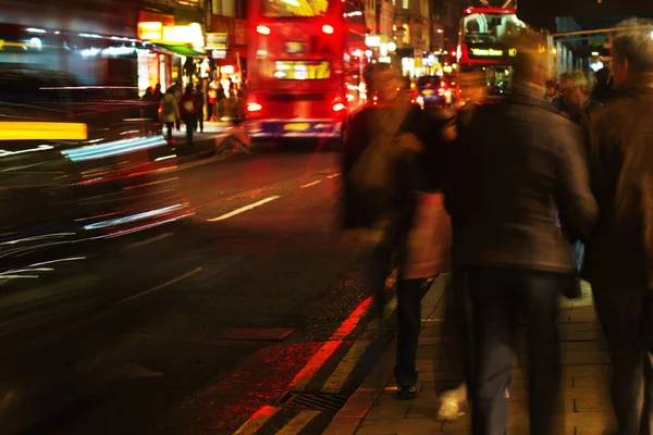 夜交通与运动模糊在伦敦，英国 — 图库照片