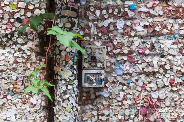 Wall with chewing gums of loving couples in Verona — Stock Photo, Image