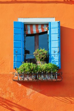 pencere renkli bir evin içinde burano, İtalya