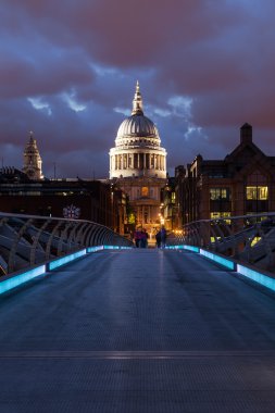 Millennium Köprüsü ve st Paul Katedrali'nde gece Londra