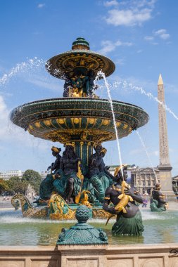 place de la Concorde'ye Paris üzerinde tarihi çeşme