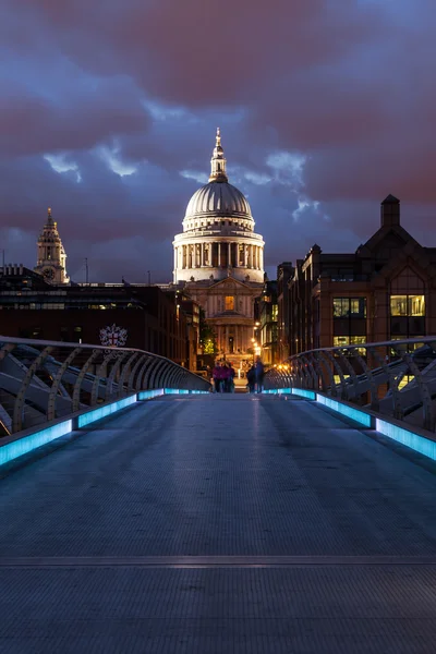 Millennium Bridge and St Pauls Cathedral in London at night — Stock Photo, Image