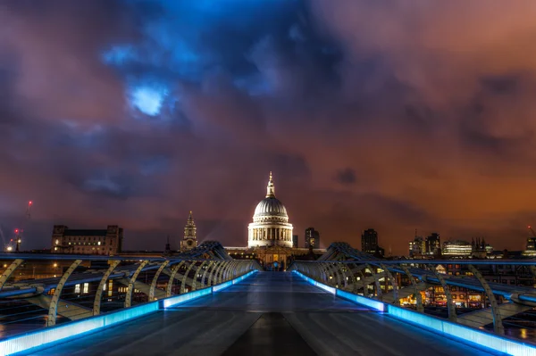Millennium Bridge and St Pauls Cathedral in London at night — Stock Photo, Image