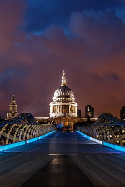 Millennium bridge en st pauls kathedraal in Londen bij nacht — Stockfoto