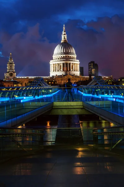 Millennium bridge och st pauls-katedralen i london på natten — Stockfoto