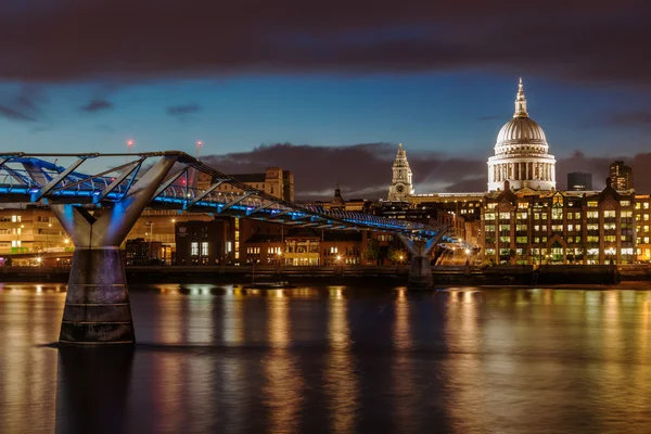 Millennium bridge och st pauls-katedralen i london på natten — Stockfoto