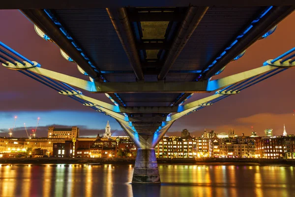 Millenium Köprüleri gece Londra'da bir düşük açılı görünümü