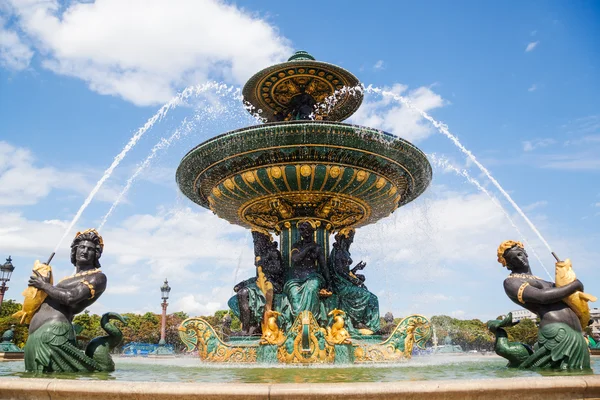 Historická kašna na náměstí place de la concorde v Paříži — Stock fotografie