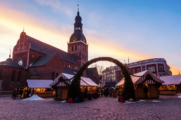 Kerstmarkt in de oude binnenstad van Riga, Letland, in de nacht — Stockfoto