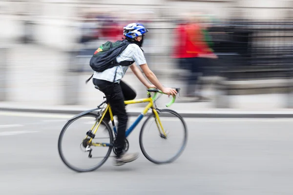 Radfahrer in der Stadt in Bewegung verschwimmen — Stockfoto