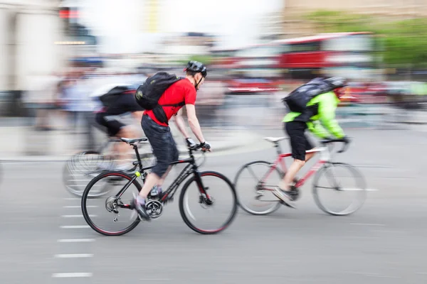 Ciclista na cidade em movimento desfoque — Fotografia de Stock