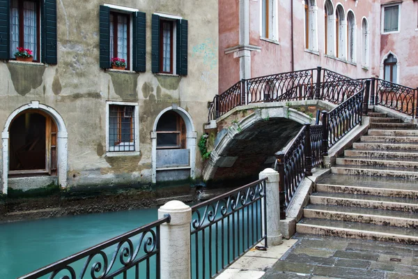 Типичная сцена на канале со старым мостом в Венеции, Италия — стоковое фото