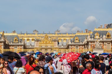 kalabalık bir turist Versay Sarayı önünde