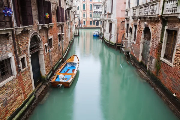 Типичная сцена канала в Венеции, Италия — стоковое фото