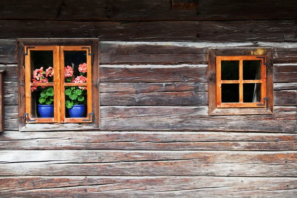 Windows dans un blockhaus — Photo