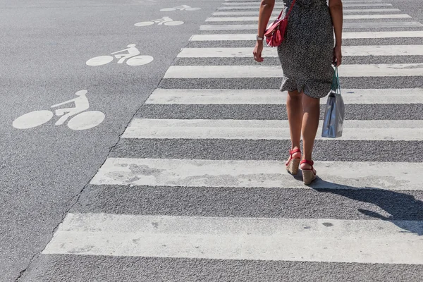 At the pedestrian crossing — Stock Photo, Image