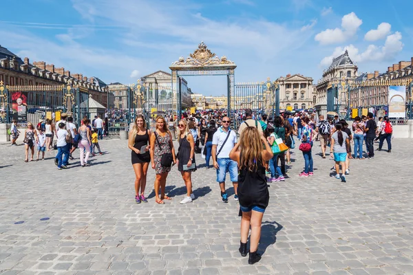 Multidões de turistas em frente ao Palácio de Versalhes — Fotografia de Stock