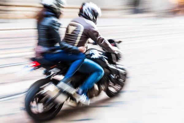 Motocycliste avec passager pillion avec flou de mouvement — Photo