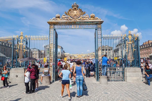 Crowds of tourists in front of the Palace of Versailles — Stock Photo, Image