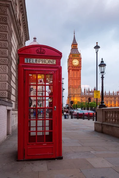 Típica cabina de teléfono rojo en Londres con el Big Ben en el fondo — Foto de Stock