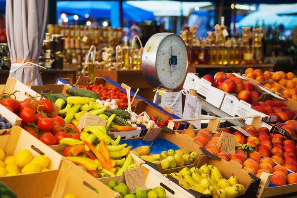 Markt voor levensmiddelen in rovinj, Kroatië — Stockfoto