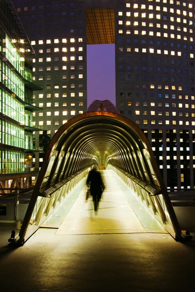 在晚上的现代行人天桥 — 图库照片