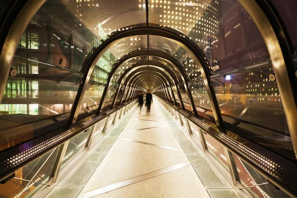 Moderne Fußgängerbrücke bei Nacht — Stockfoto