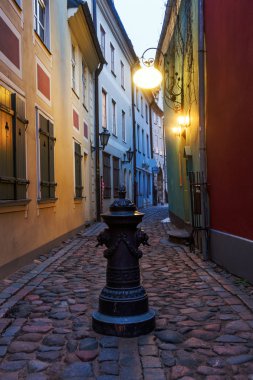 riga, Letonya, pitoresk sokakta şafak