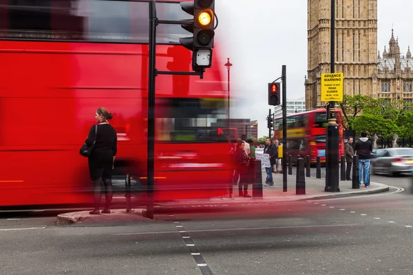 Escena callejera en Londres con un autobús londinense en movimiento borroso —  Fotos de Stock