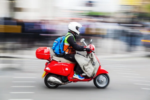 Scooterist en el camino en el desenfoque movimiento — Foto de Stock