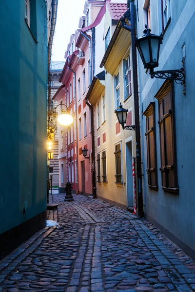 Pittoresk gränd i riga, Lettland, i gryningen夜明けに riga、ラトビア、絵のような路地 — Stockfoto