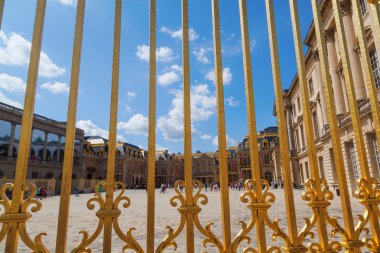 Fransa'daki versailles Sarayı önünde, altın çit