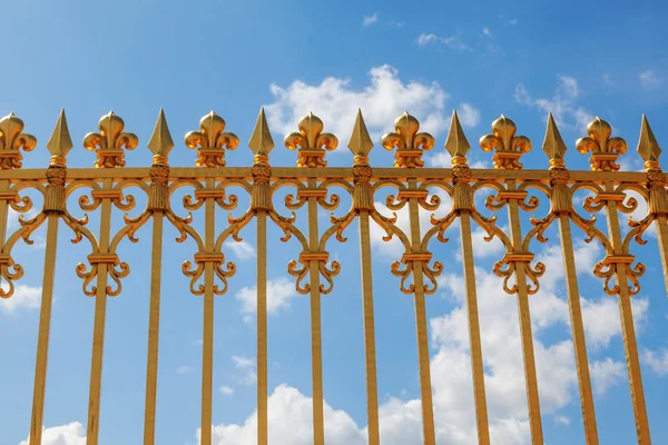 Golden fence in front of the Palace of Versailles in France — Stock Photo, Image