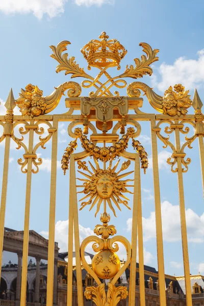 Złoty ogrodzenie z przodu z Wersalu we Francji — Zdjęcie stockowe