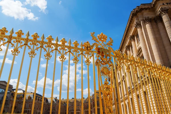 在前面的法国凡尔赛宫的金色栅栏 — 图库照片