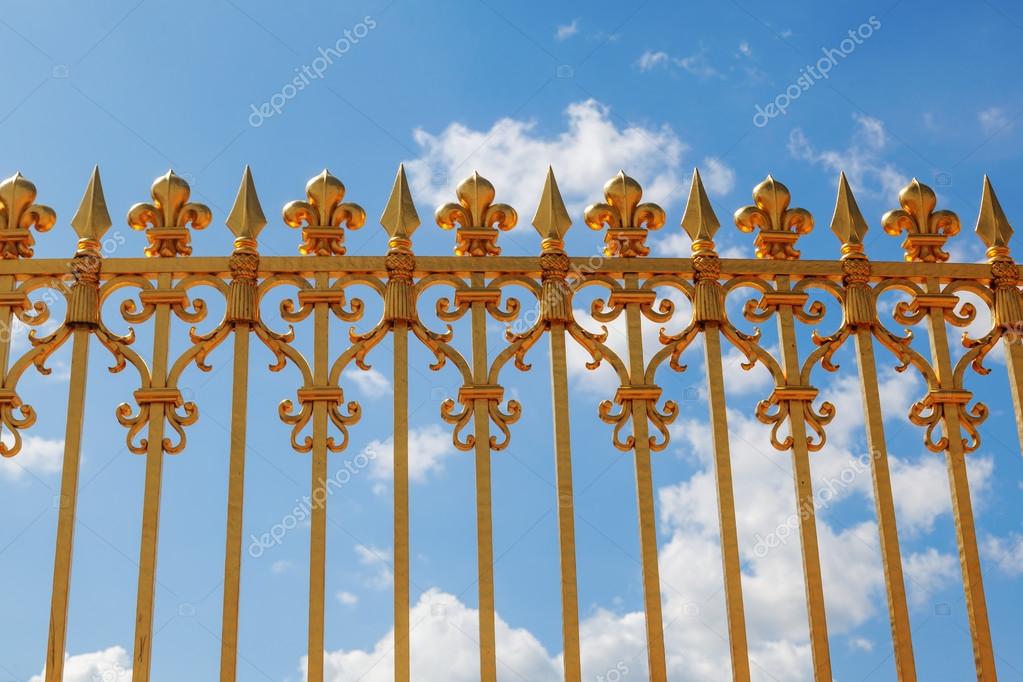 Golden fence in front of the Palace of Versailles in France — Stock ...