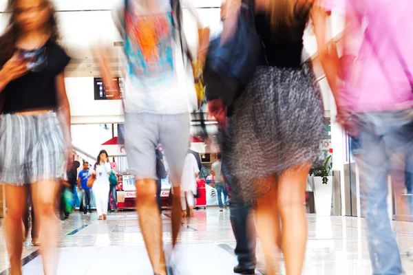 Compras personas en movimiento borroso —  Fotos de Stock