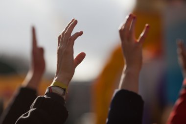 Kişilik bir kalabalık yükseltilmiş elleri