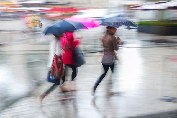 人在运动模糊走在多雨的城市 — 图库照片