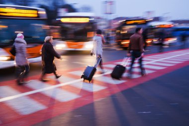 hareket halinde insanlar Otobüs terminalinde bulanıklık