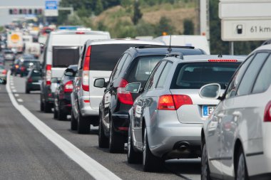 araçların trafik sıkışıklığı