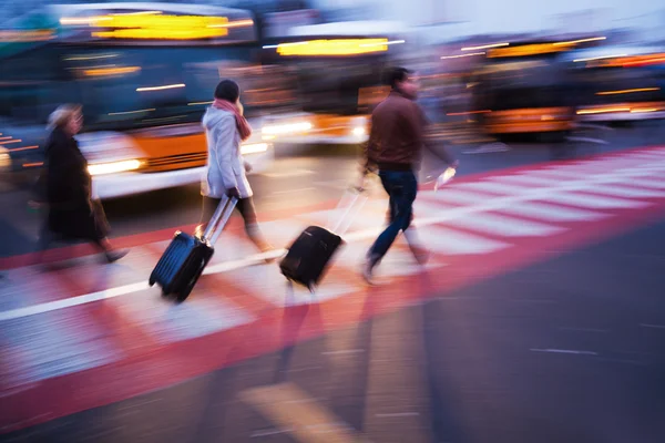 Mensen in beweging vervagen bij een busstation — Stockfoto