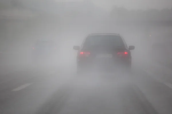 Tráfico de coches en una autopista lluviosa — Foto de Stock