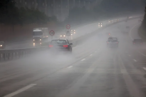 Ruch samochodowy na deszczowa autostrady — Zdjęcie stockowe