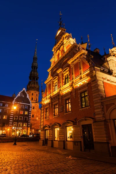 Riga, Letonya, eski şehir gece siyah nokta evi — Stok fotoğraf