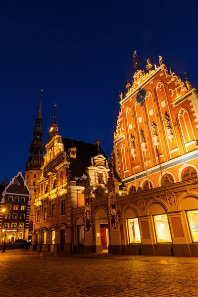 Maison des Blackheads dans la vieille ville de Riga, Lettonie, la nuit — Photo