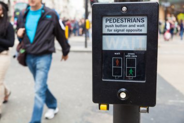 Londra'da bir yaya geçidi yaya düğmesini