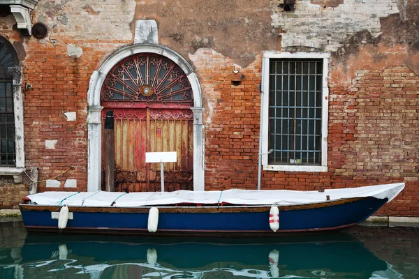 Uitzicht op het kanaal in Venetië, Italië — Stockfoto